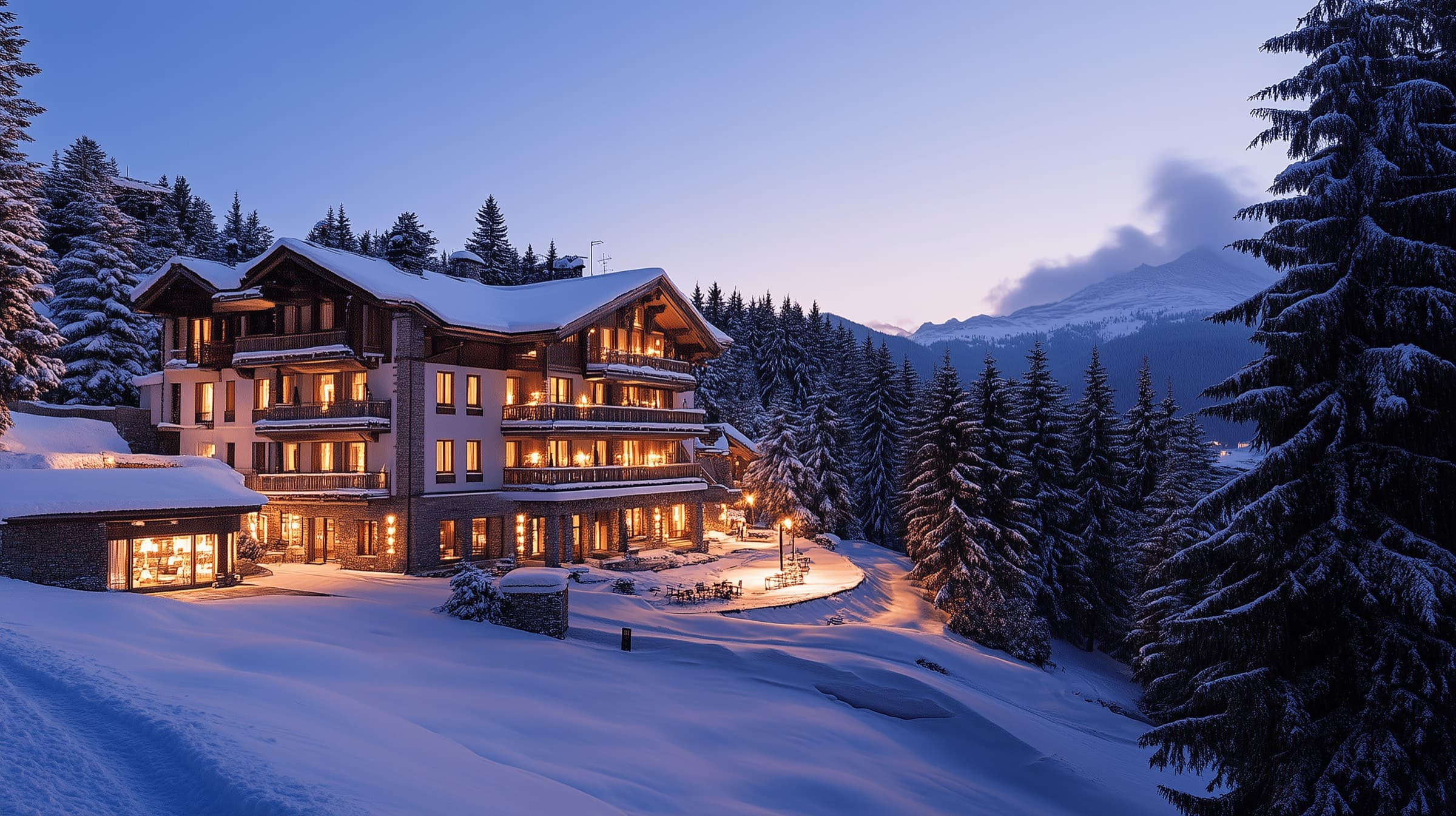 Alpenhotel im Winter mit verschneiter Landschaft